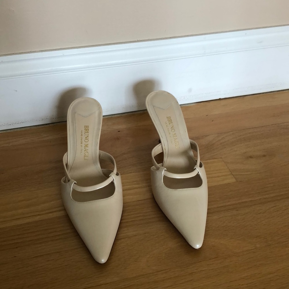 Size 7 Bruno Magli designer heels.